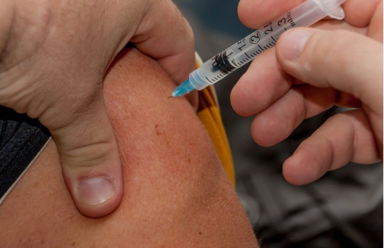 La vaccination est le premier geste à faire pour se protéger de la grippe.